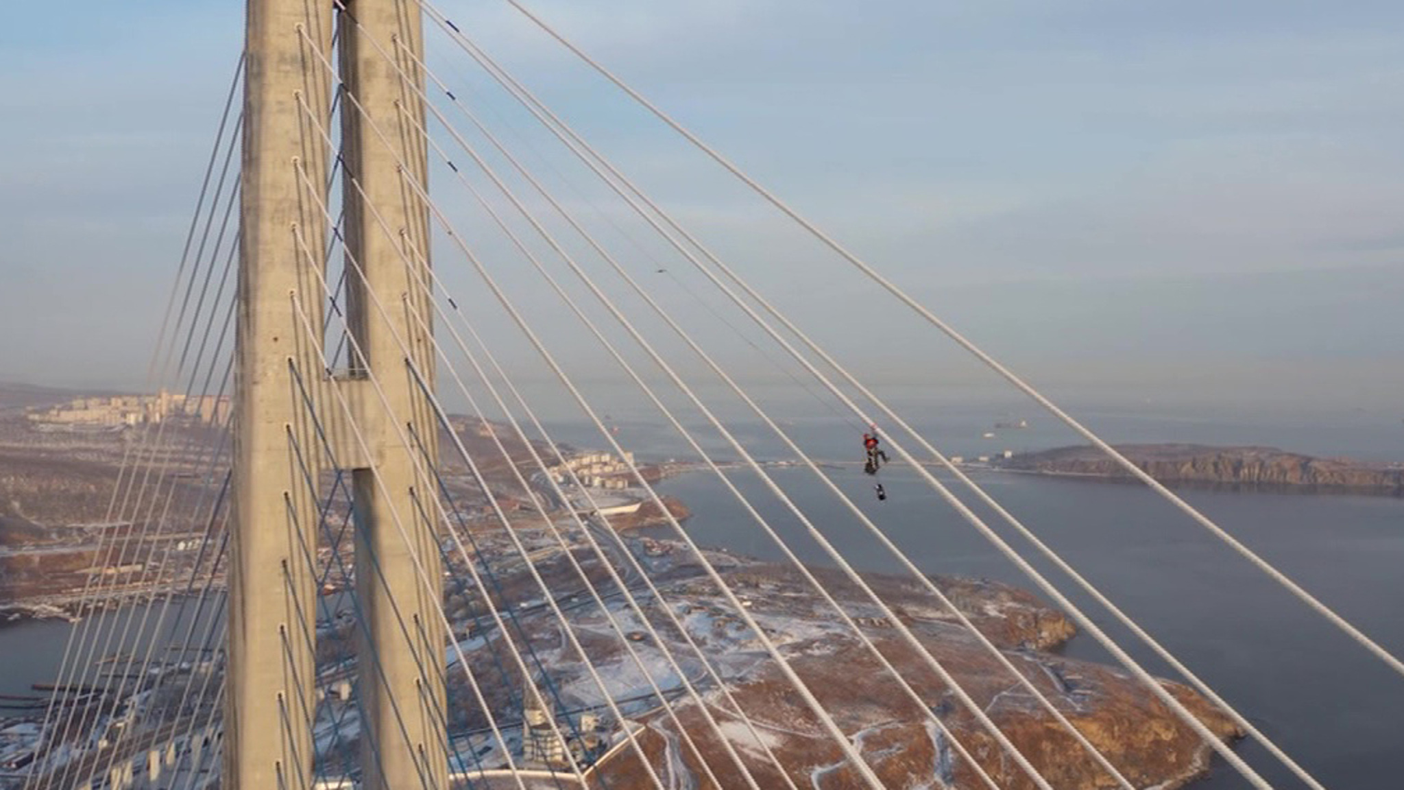 Движение сковано на неделю: с моста на Русский убрали уже 150 тонн льда