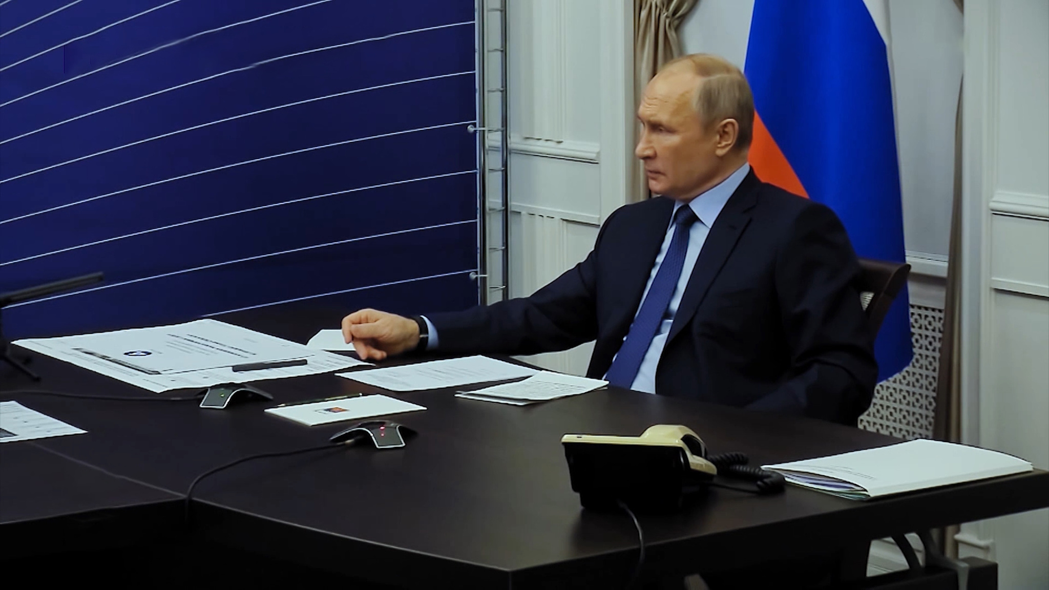 Шапки долой: как прошел телемост с Путиным и что президенту показали в Сарове