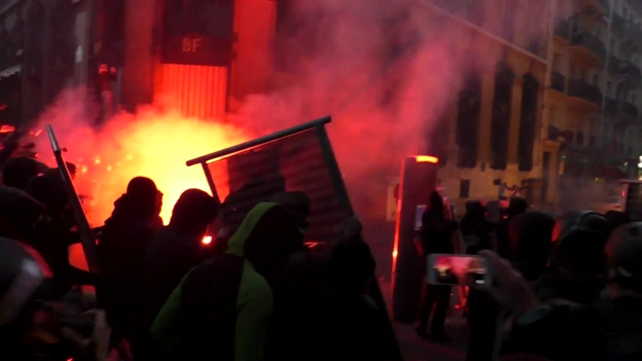 В ходе массовых протестов во Франции пострадали 98 полицейских