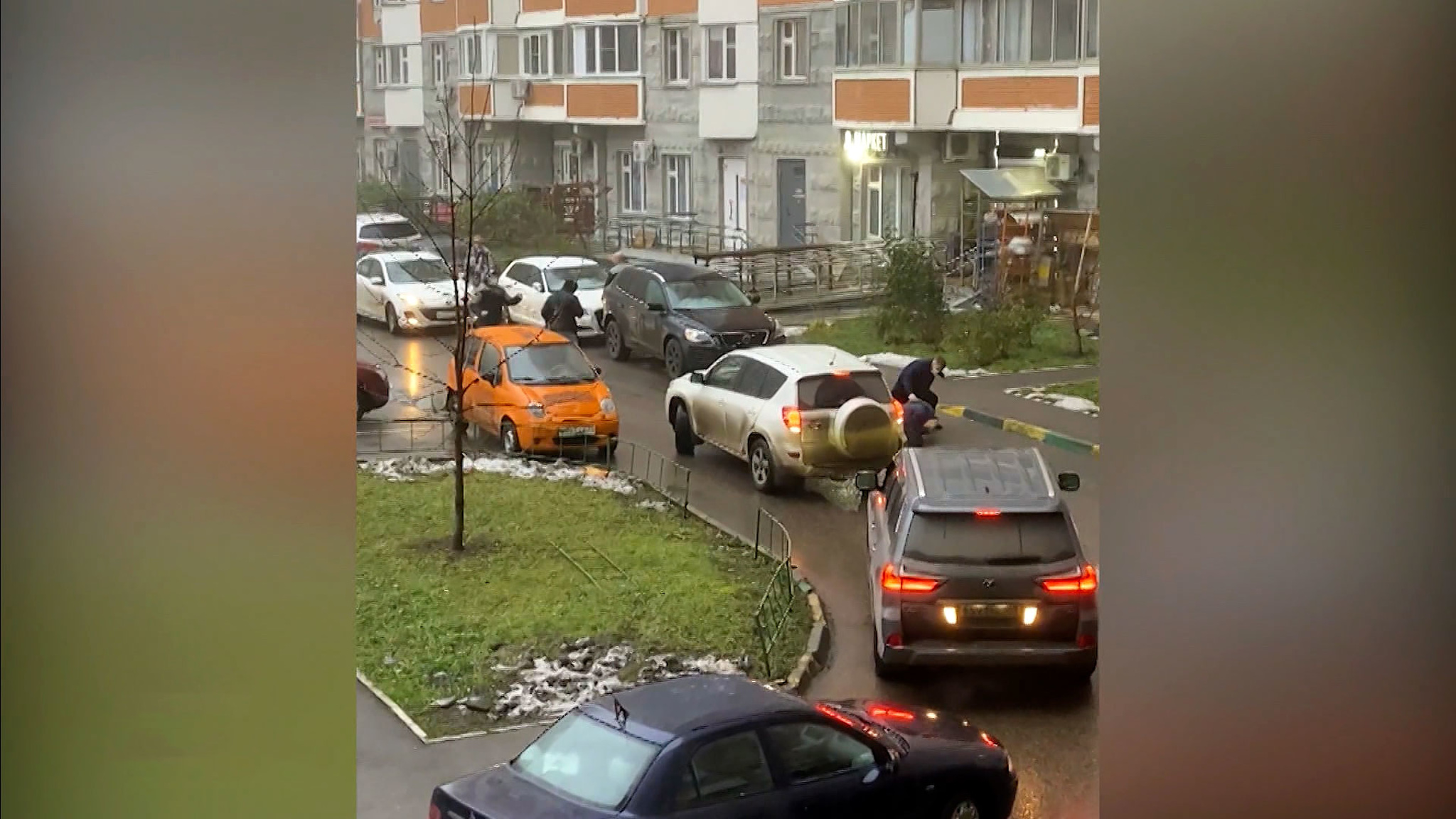 Неправильно припаркованный автомобиль спровоцировал жестокую драку
