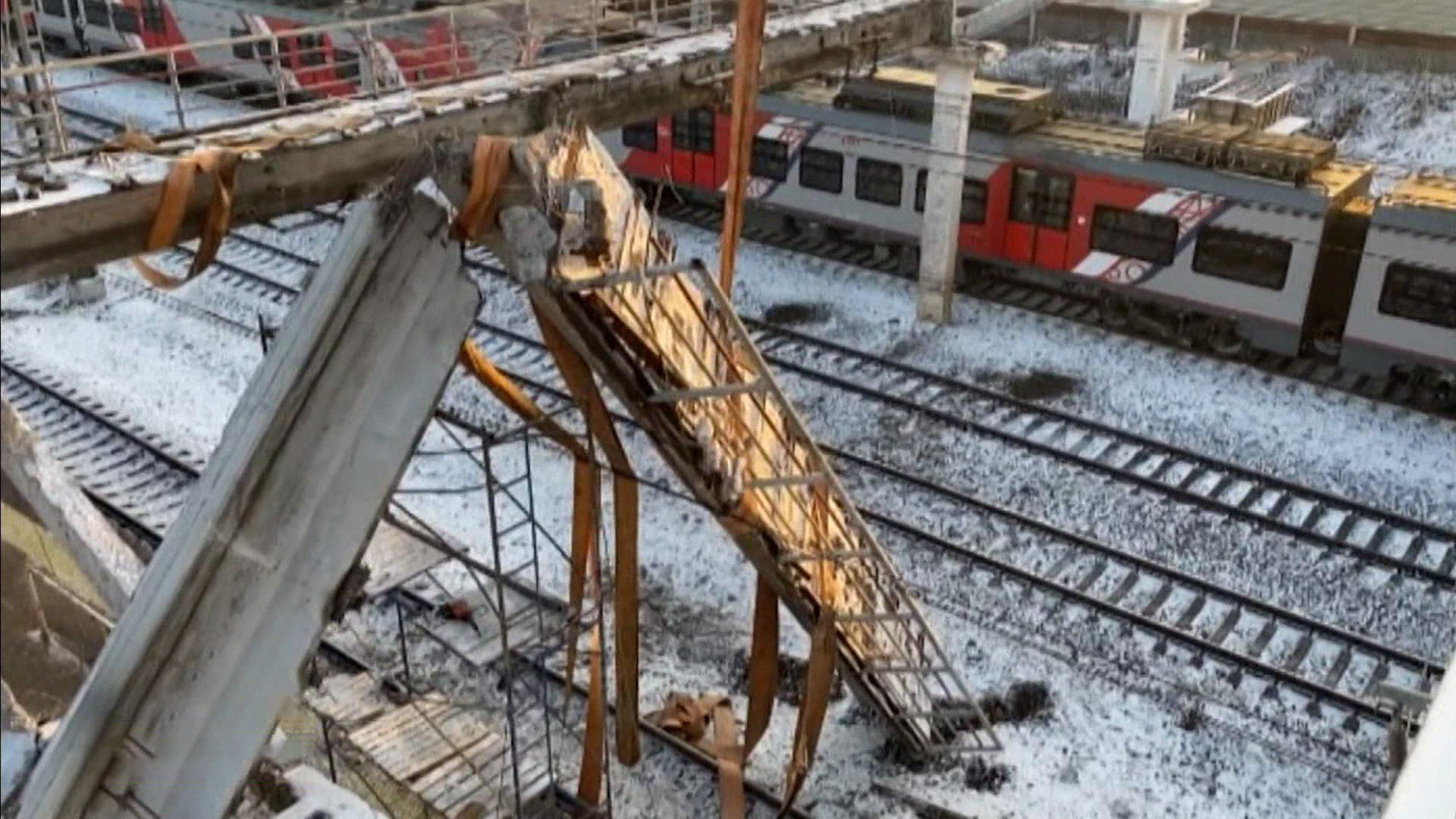 Полуразвалившийся мост в Подмосковье все еще представляет угрозу