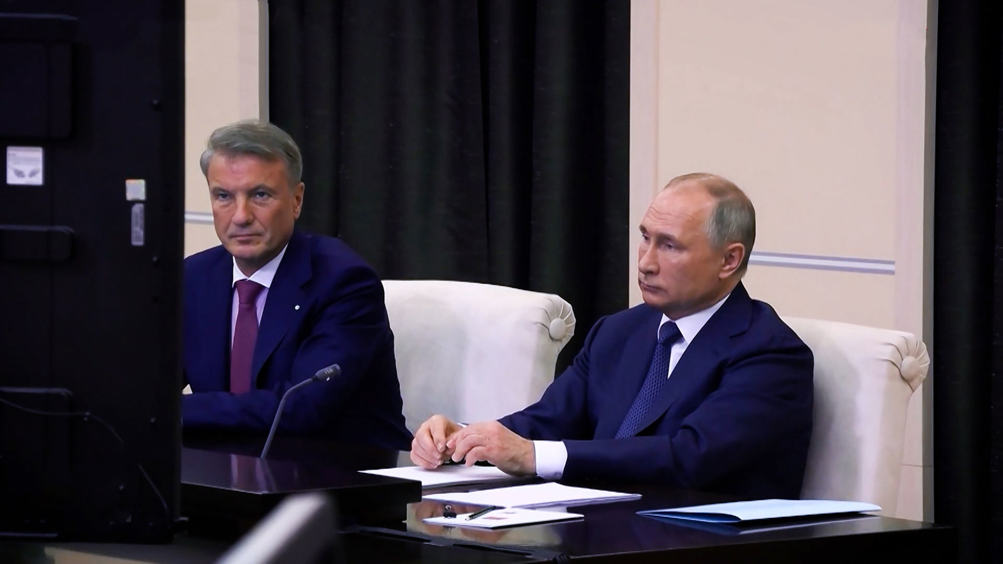 Греф показал Путину новейшие устройства и подарил бумажную книгу