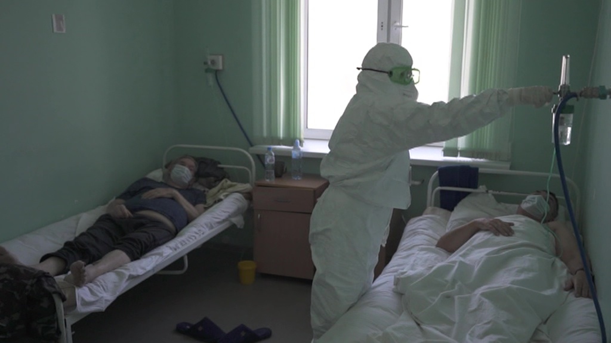 "Красная зона" в Горноалтайске: благодарные пациенты хотят увидеть лица своих спасителей