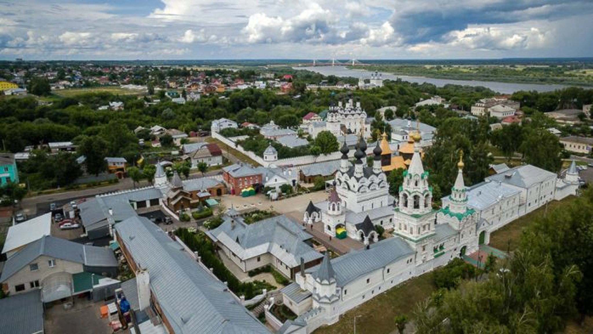 Путин призвал уделять должное внимание историческим объектам