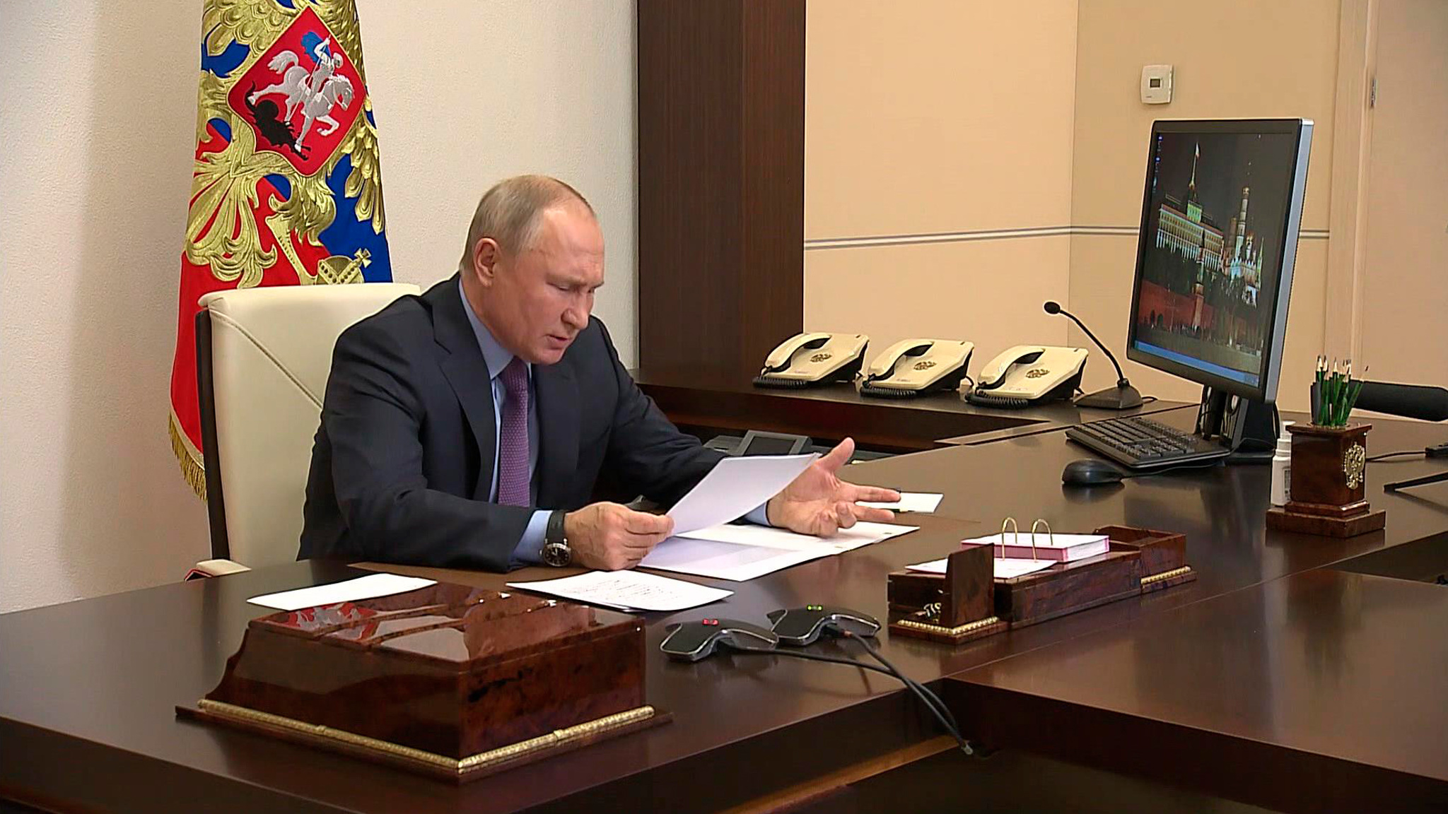 Все есть, но не по карману: Путин потребовал остановить рост цен