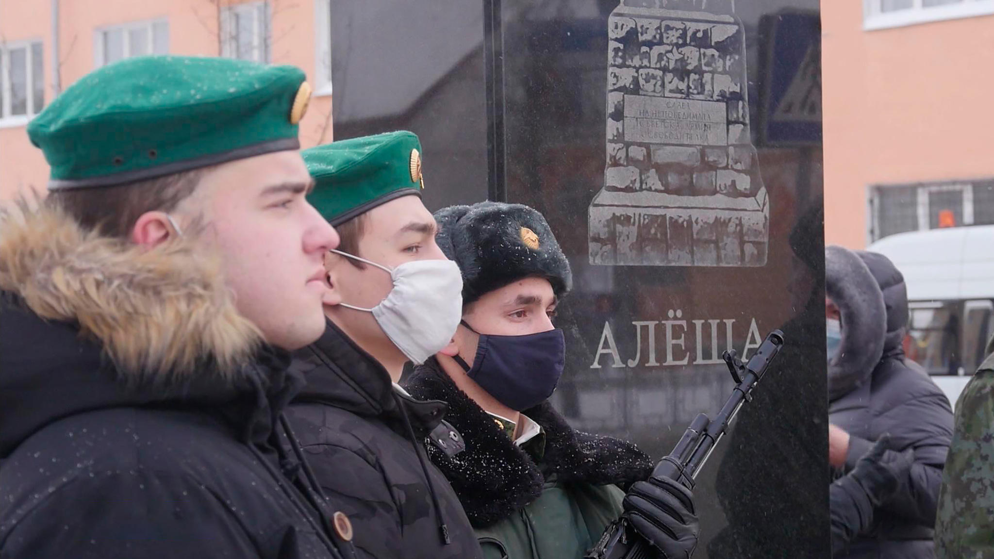 Летчики, школьники, врачи: в РФ чествовали героев Отечества