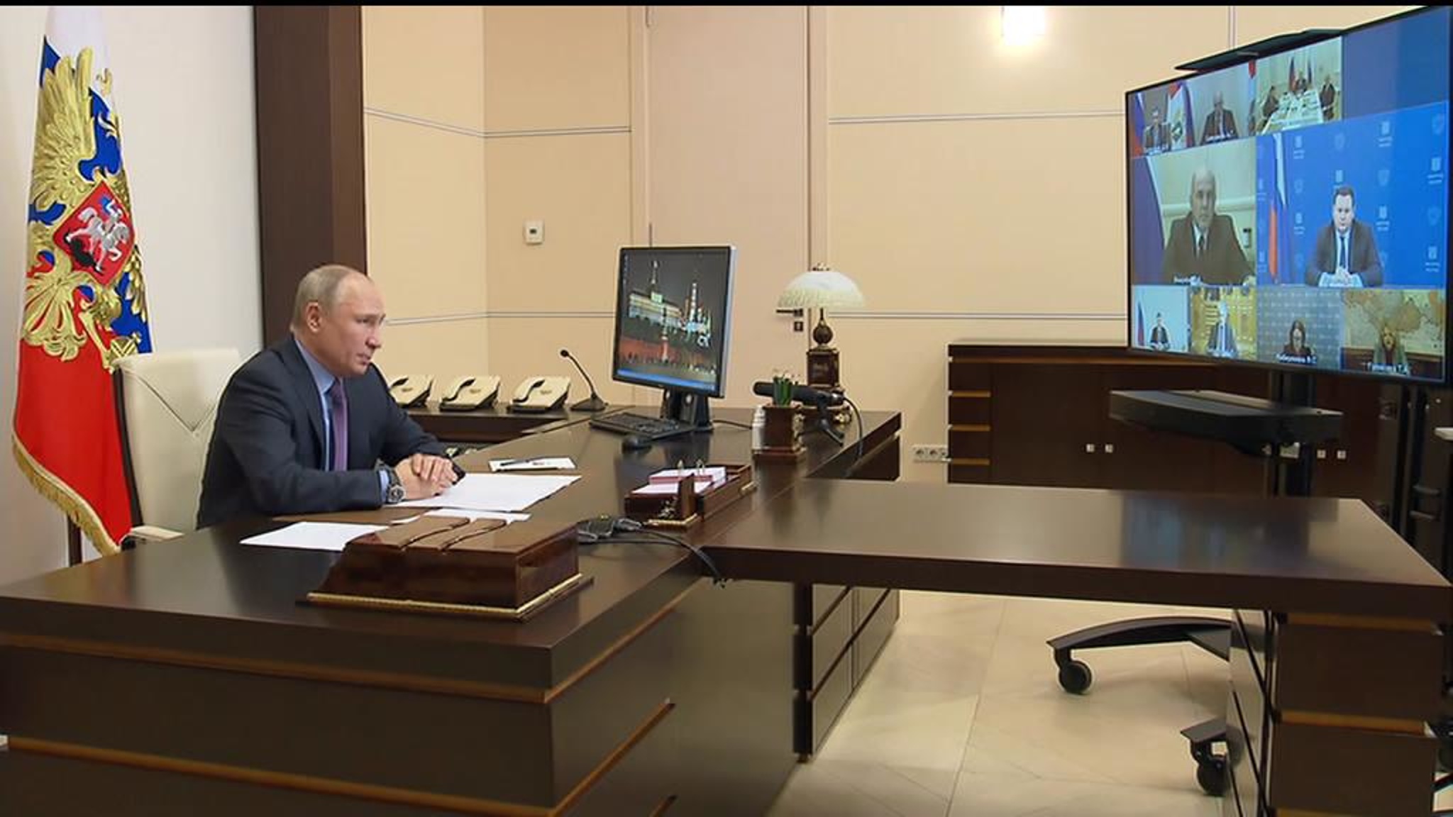Рост цен на продукты и безработица: Путин провел совещание с членами правительства
