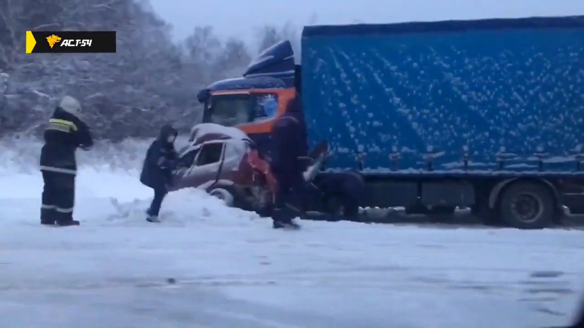 В Новосибирской области смяло легковой автомобиль после аварии с большегрузом