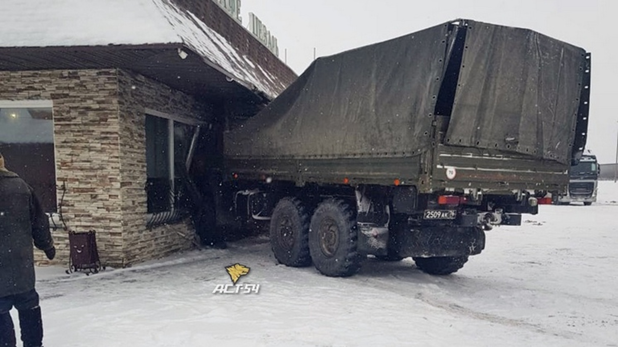 Грузовик протаранил кафе под Новосибирском