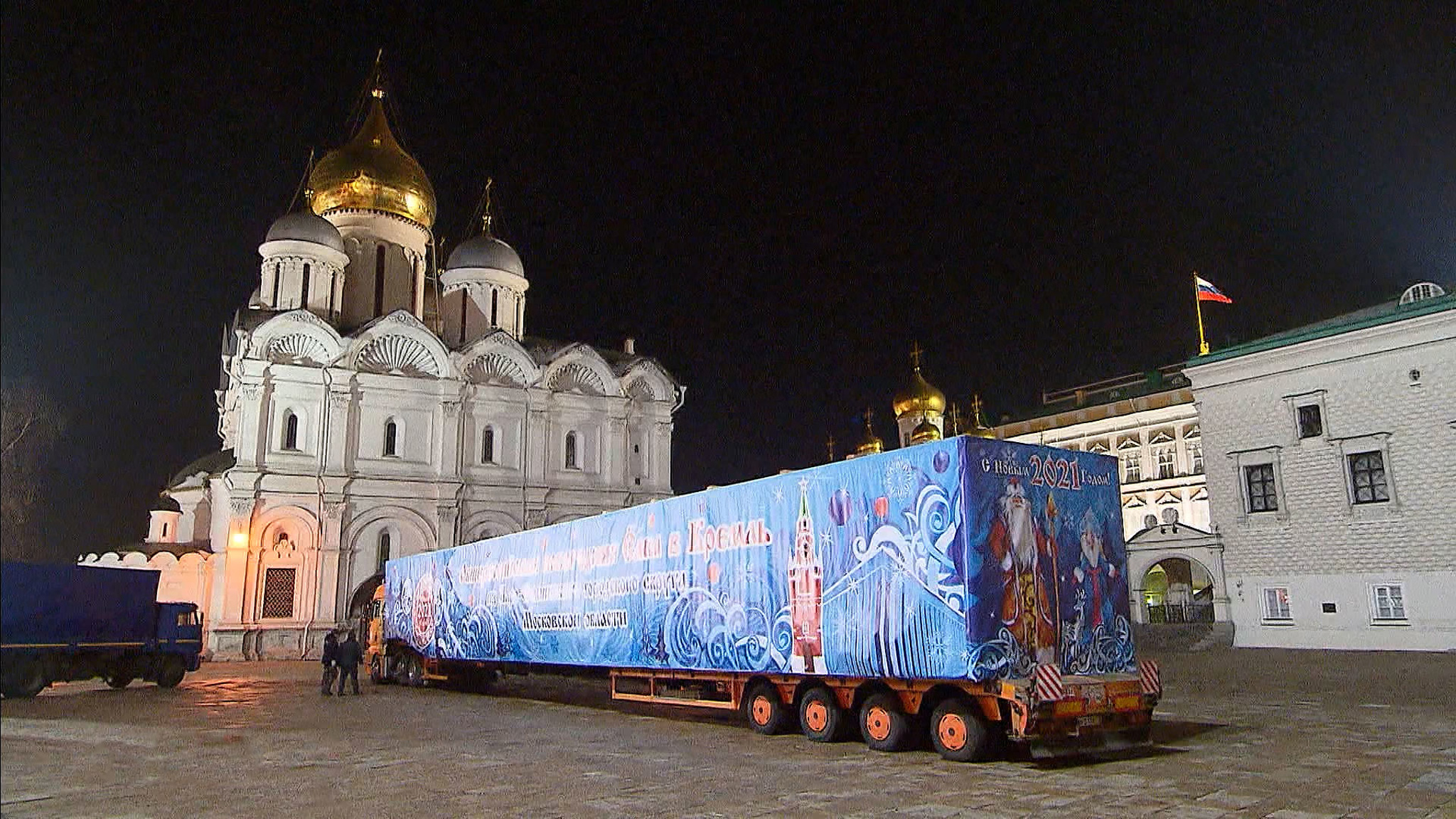 Главная новогодняя елка: 25-метровую красавицу доставили в Кремль
