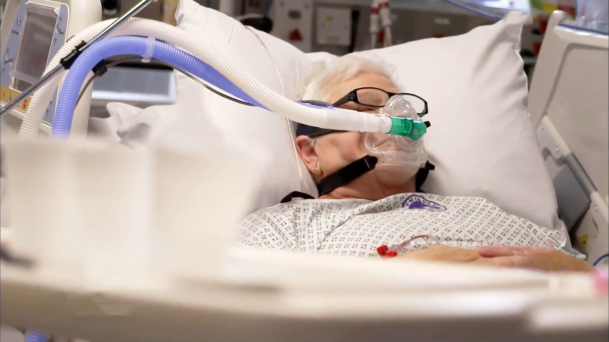 В США и европейских странах вновь ужесточают карантин