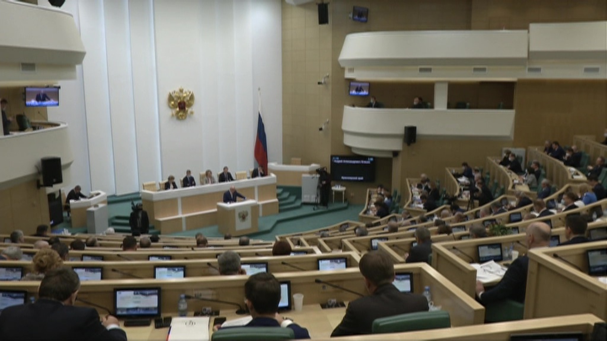 Совет Федерации одобрил закон о штрафах за хамство чиновников