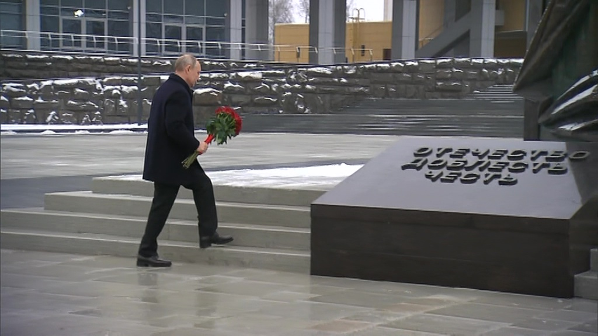 Путин возложил цветы к памятнику разведчикам