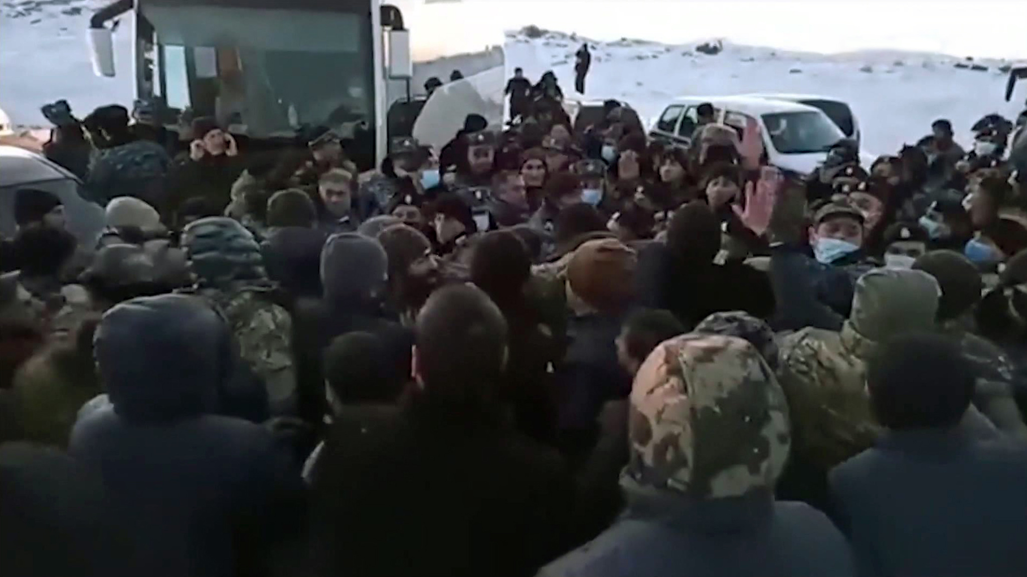Улюлюканье и угрозы: Пашинян общался с народом под охраной