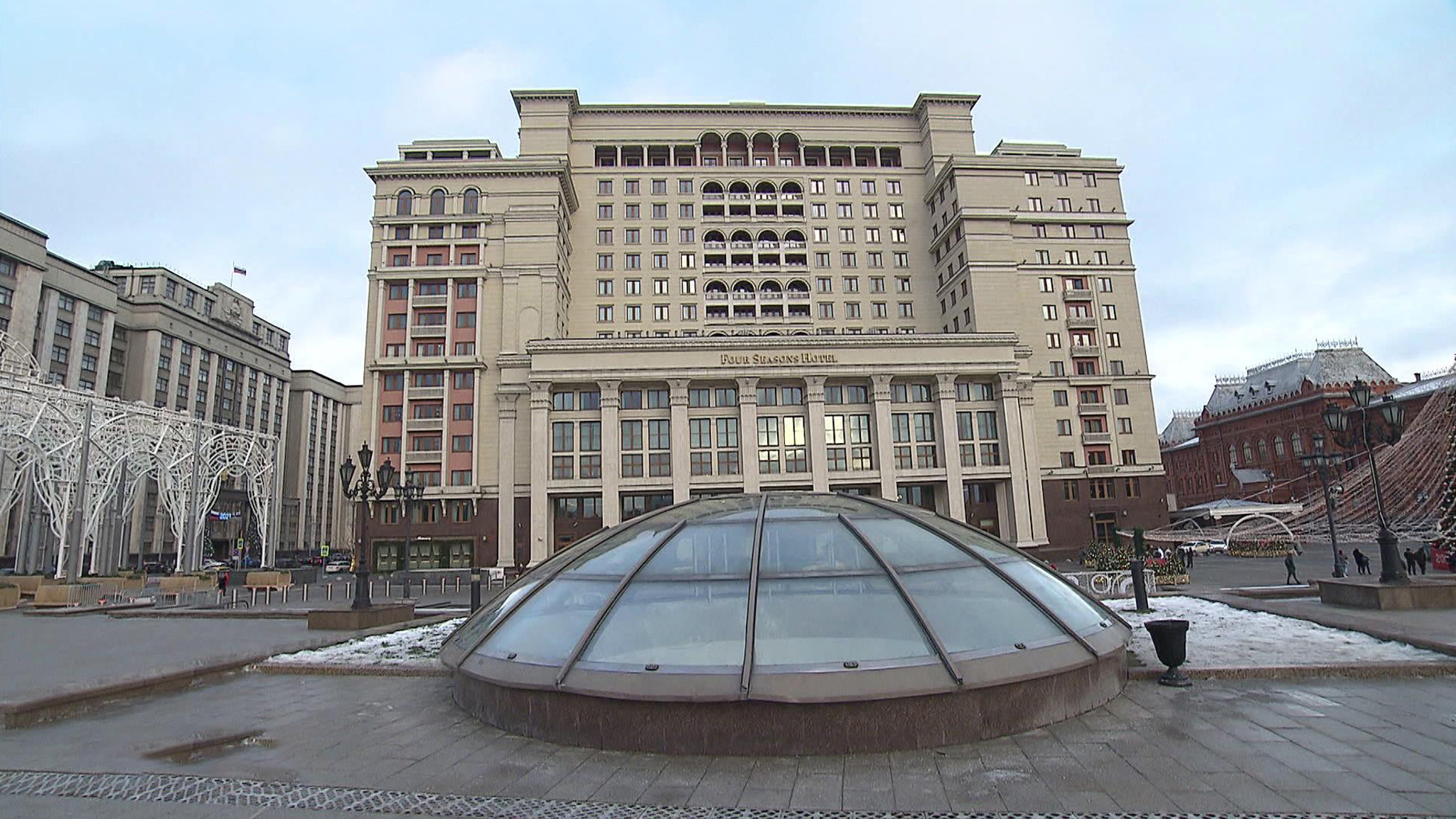 Спецзаказ на всю страну: легендарная гостиница "Москва" впервые открыла двери 85 лет назад