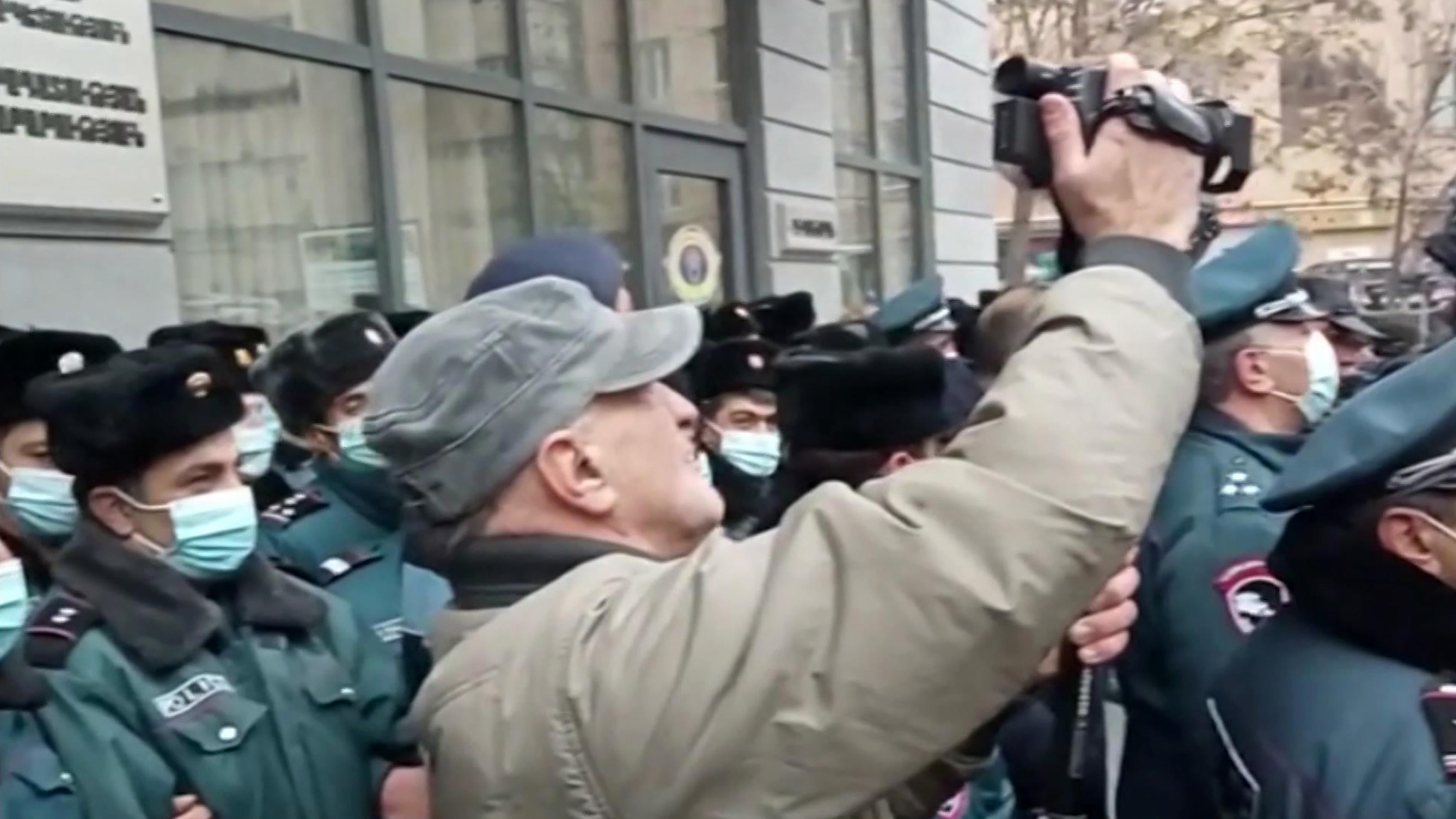 Полиция Еревана задержала почти 70 участников акции протеста у здания правительства