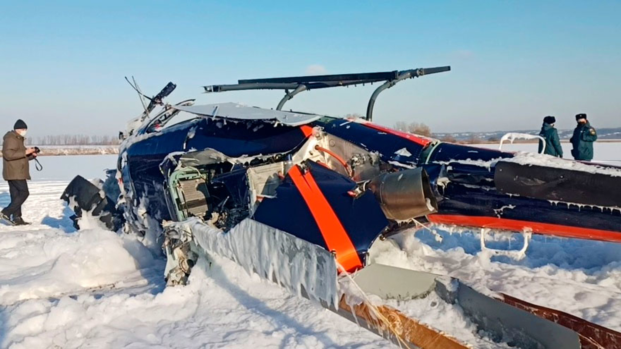 Два человека пострадали при крушении вертолета в Воронежской области