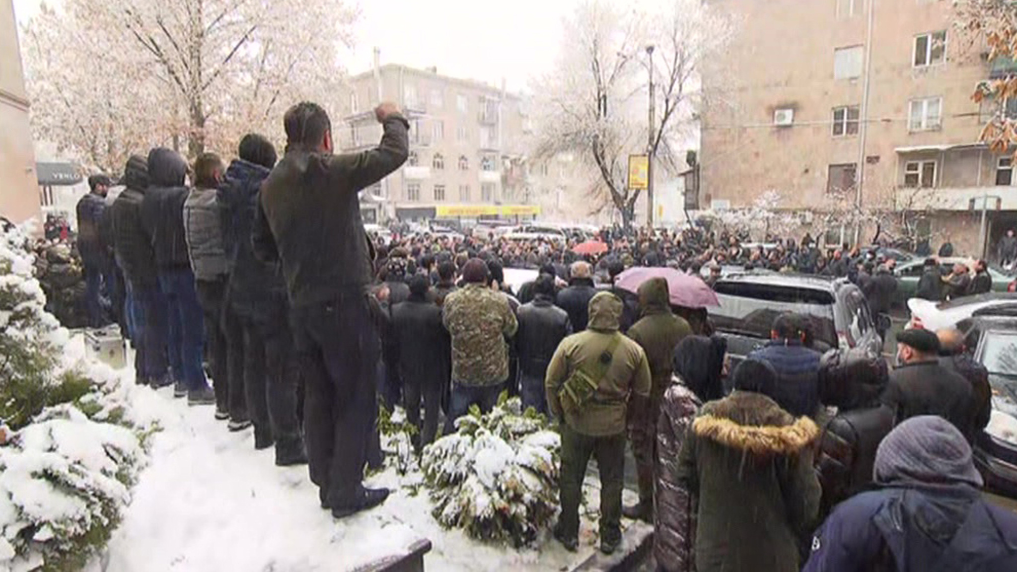 Армянская оппозиция продолжает протесты у здания правительства