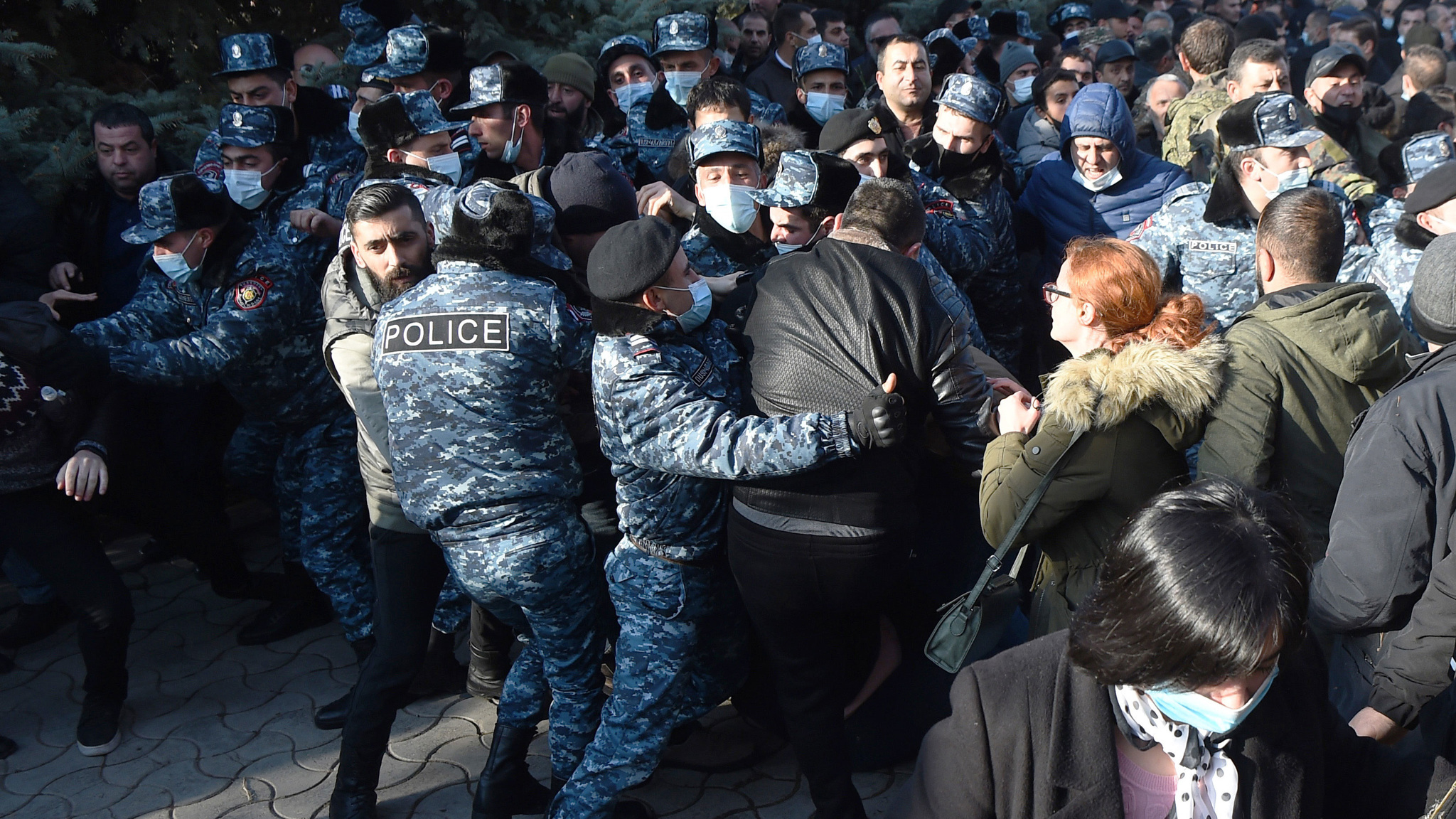 Полиция задержала митингующих у Дома правительства в центре Еревана