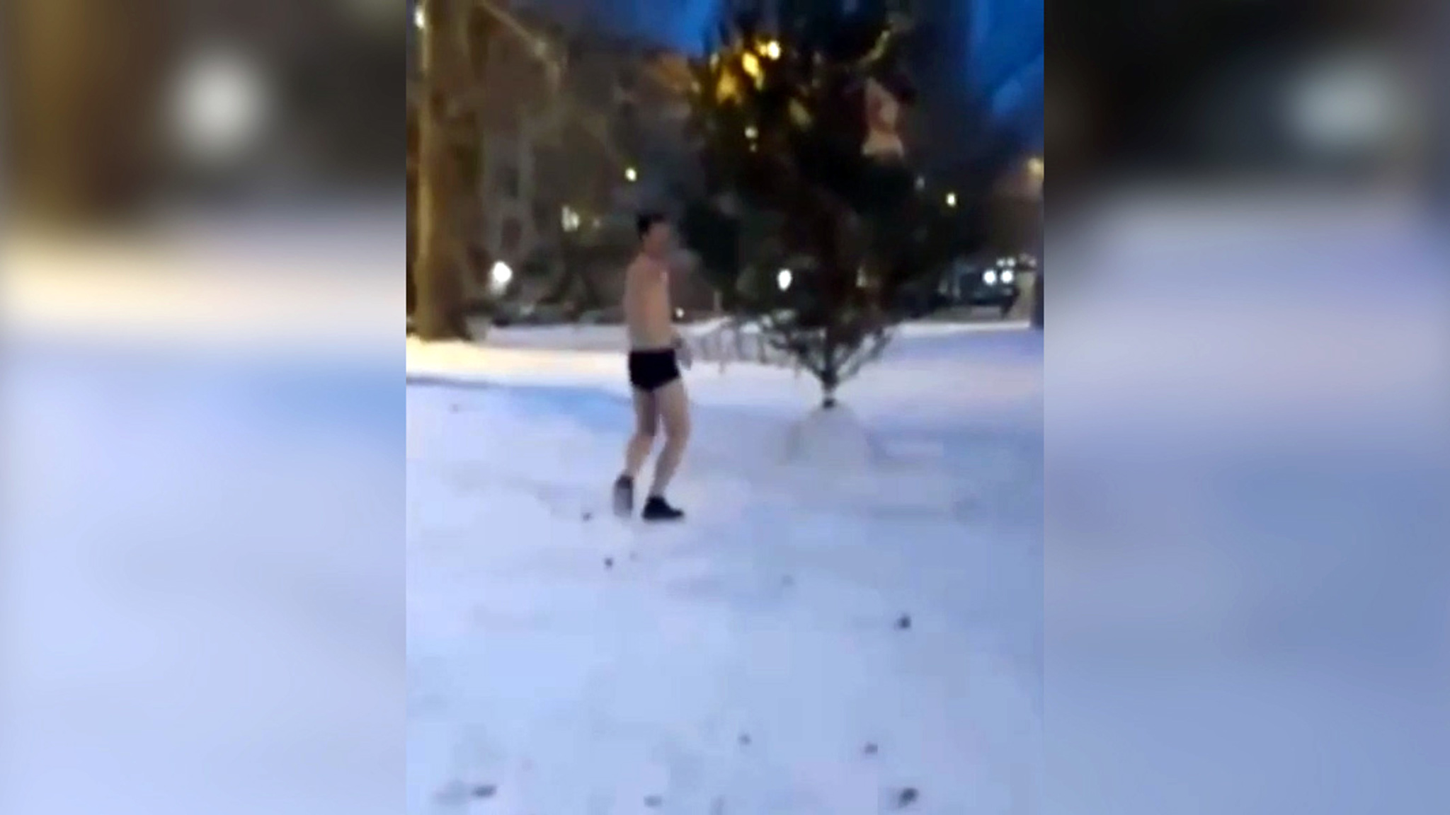 В Тольятти молодой человек в нижнем белье сфотографировался под елкой