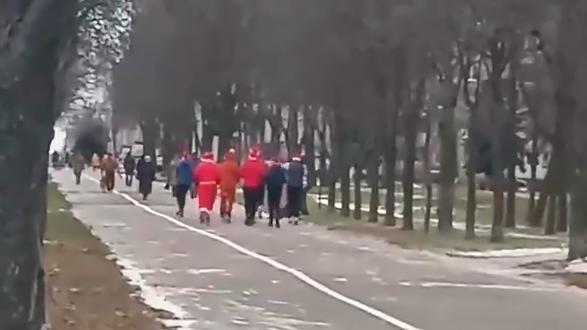 В Минске задержали Дедов Морозов, вышедших на пробежку