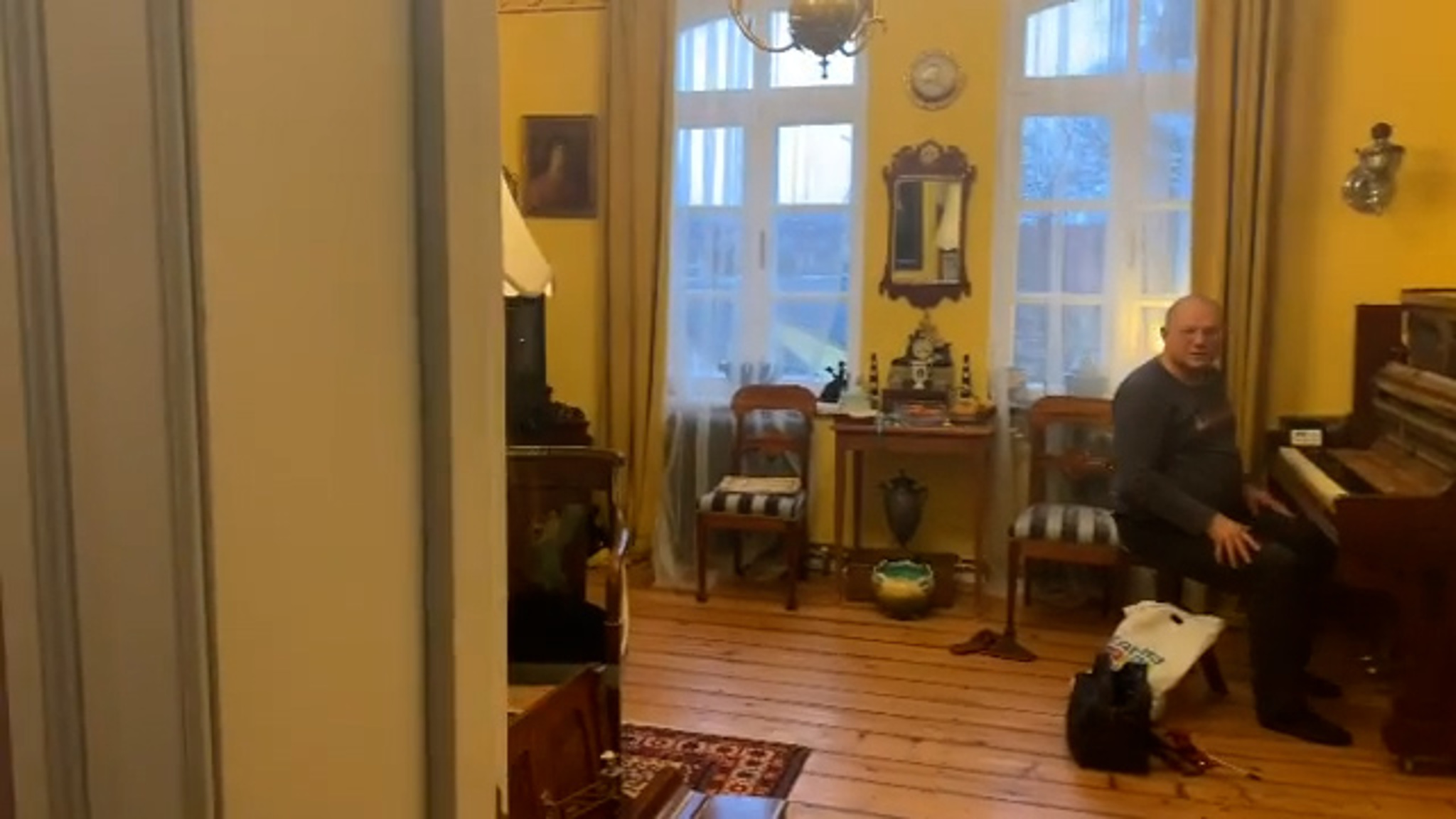 Историк моды Александр Васильев выкупил у антиквара старинное пианино с клавишами из  слоновой кости