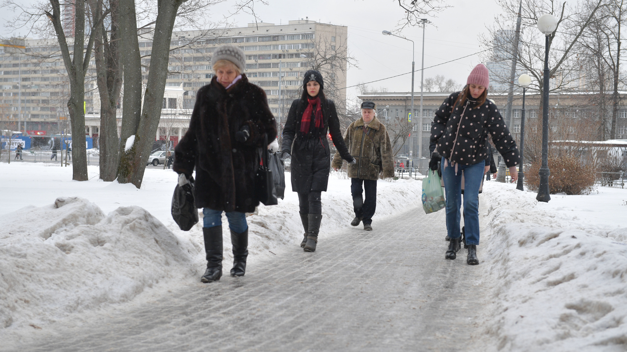 Травмы из-за гололёда во Владивостоке получили более 60 человек
