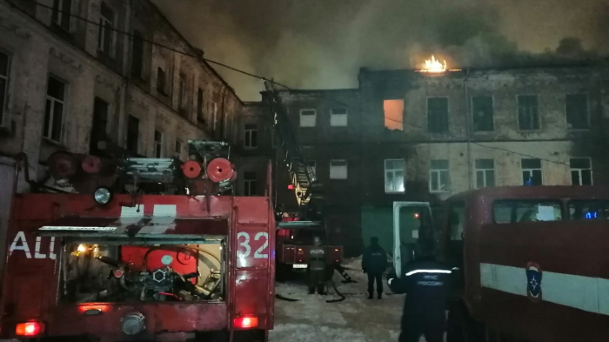 Во Владимирской области горит дом