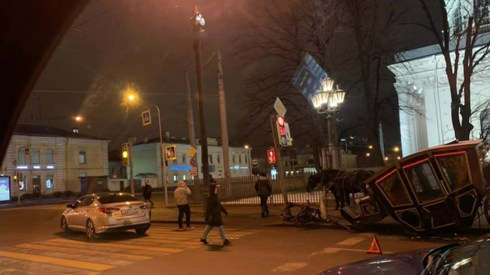 Карета протаранила легковой автомобиль в Петербурге
