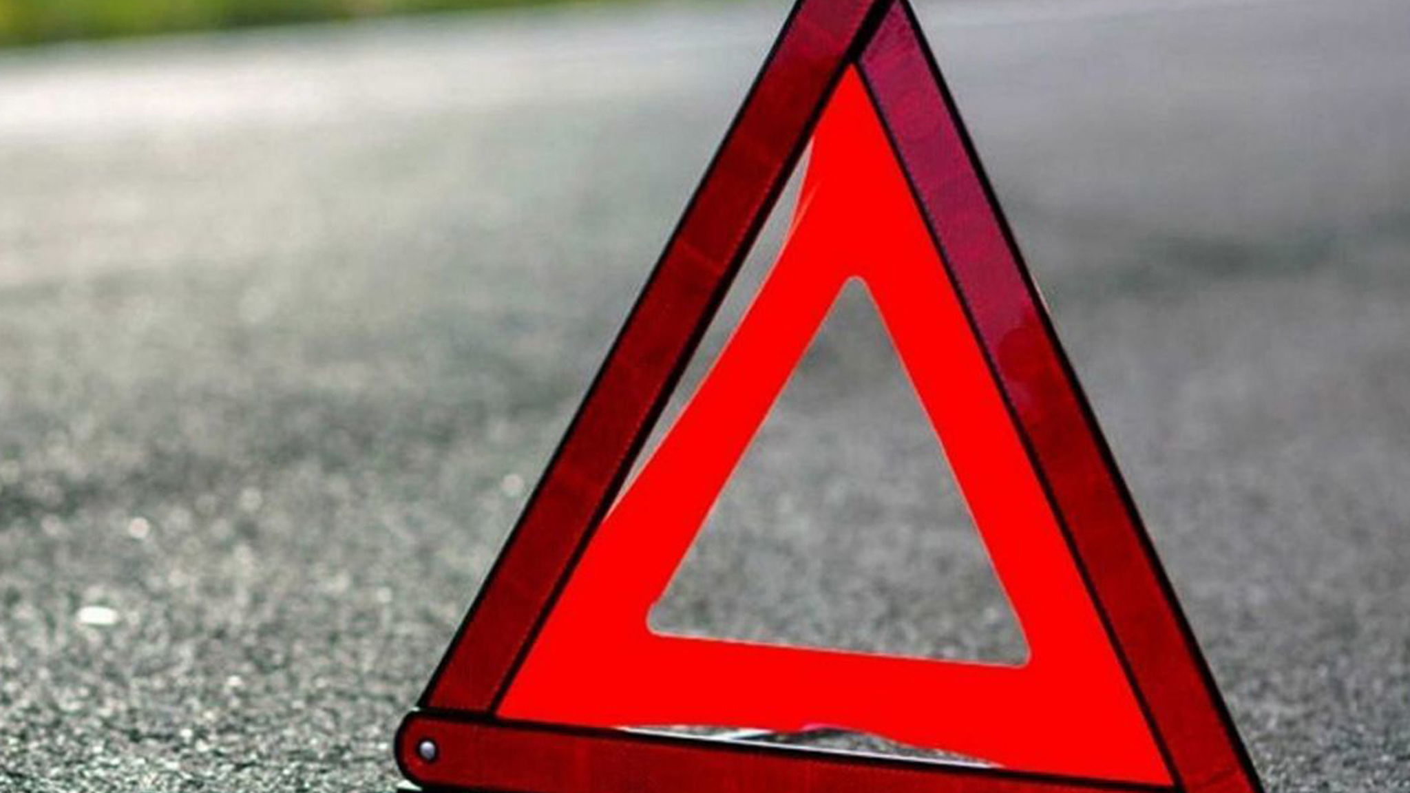 Автомобиль наехал на препятствие на МКАД и опрокинулся
