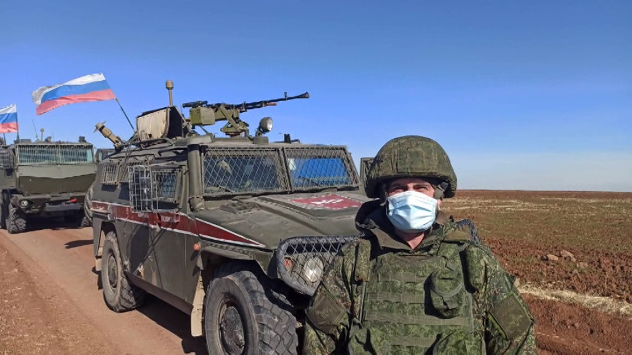 Военные полицейские РФ сопроводили колонну из 250 автомобилей в Сирии