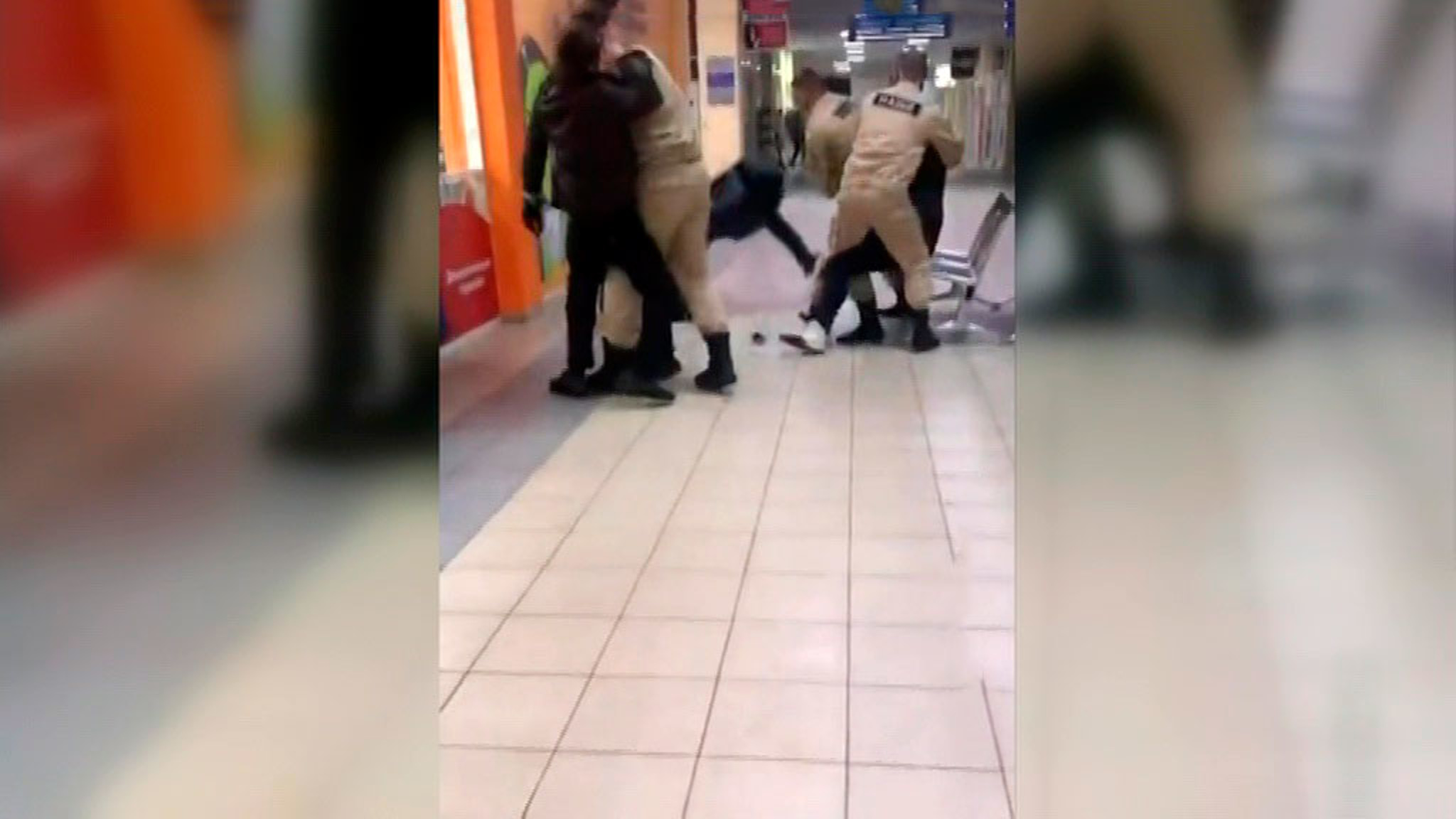 Охранники торгового центра в Москве подрались с покупателями