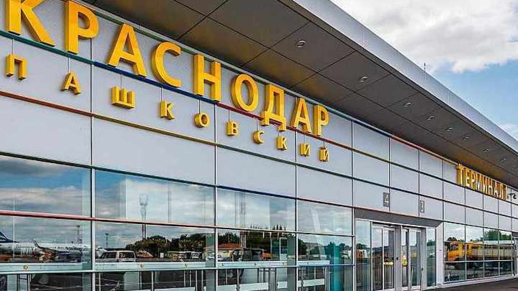 Аэропорт Краснодара из-за снегопада временно приостановил работу