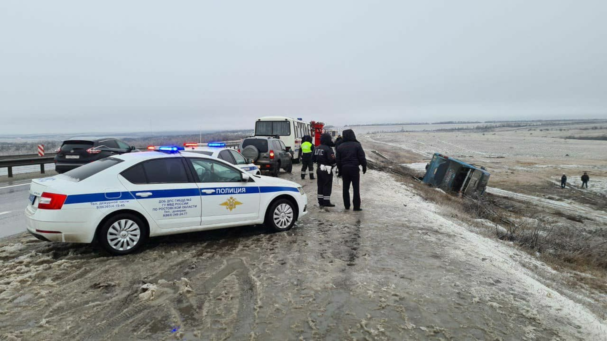 Сильный боковой ветер стал причиной аварии с автобусом в Ростовской области