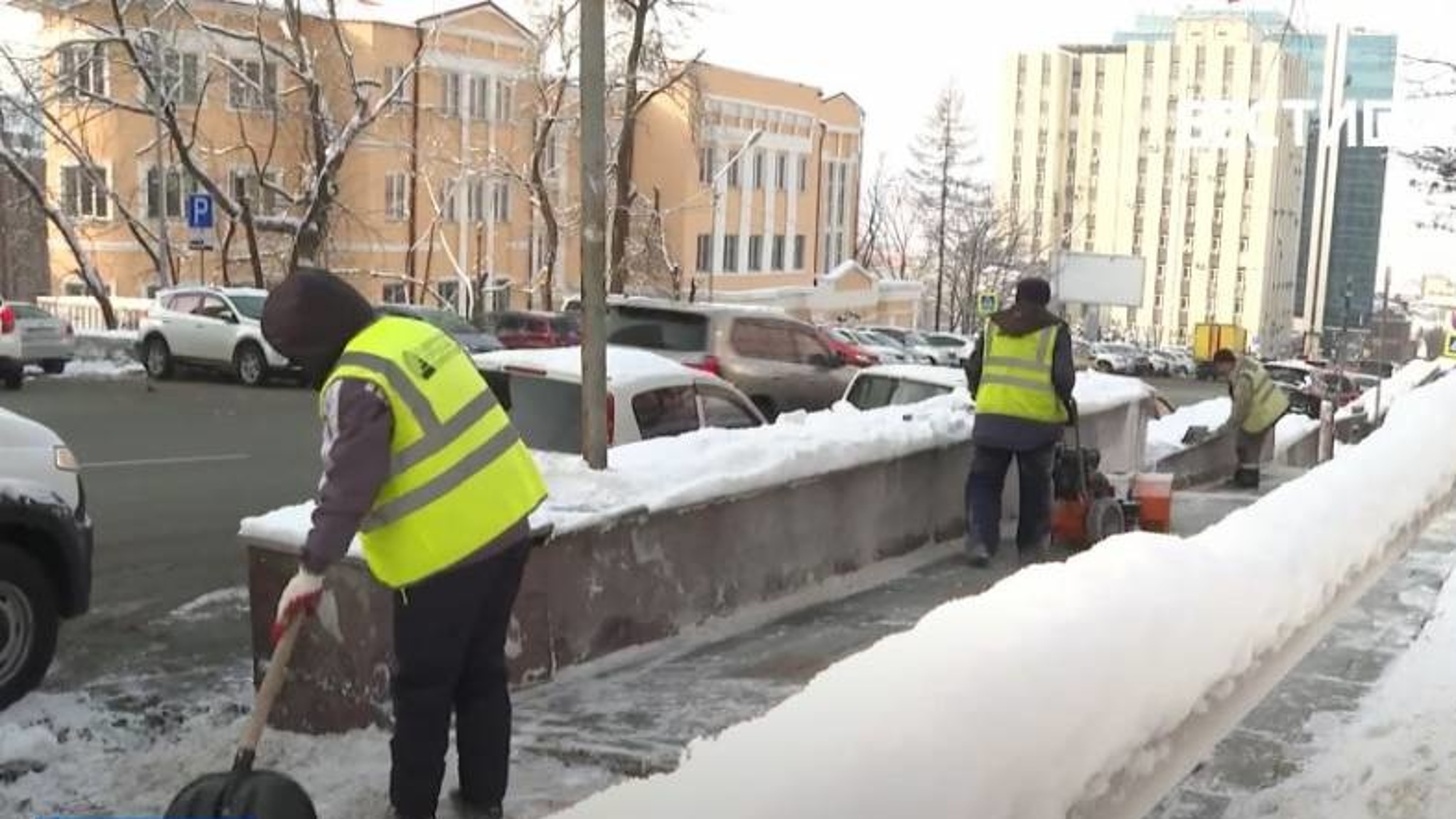 Приморье "разгребает" последствия снежного циклона
