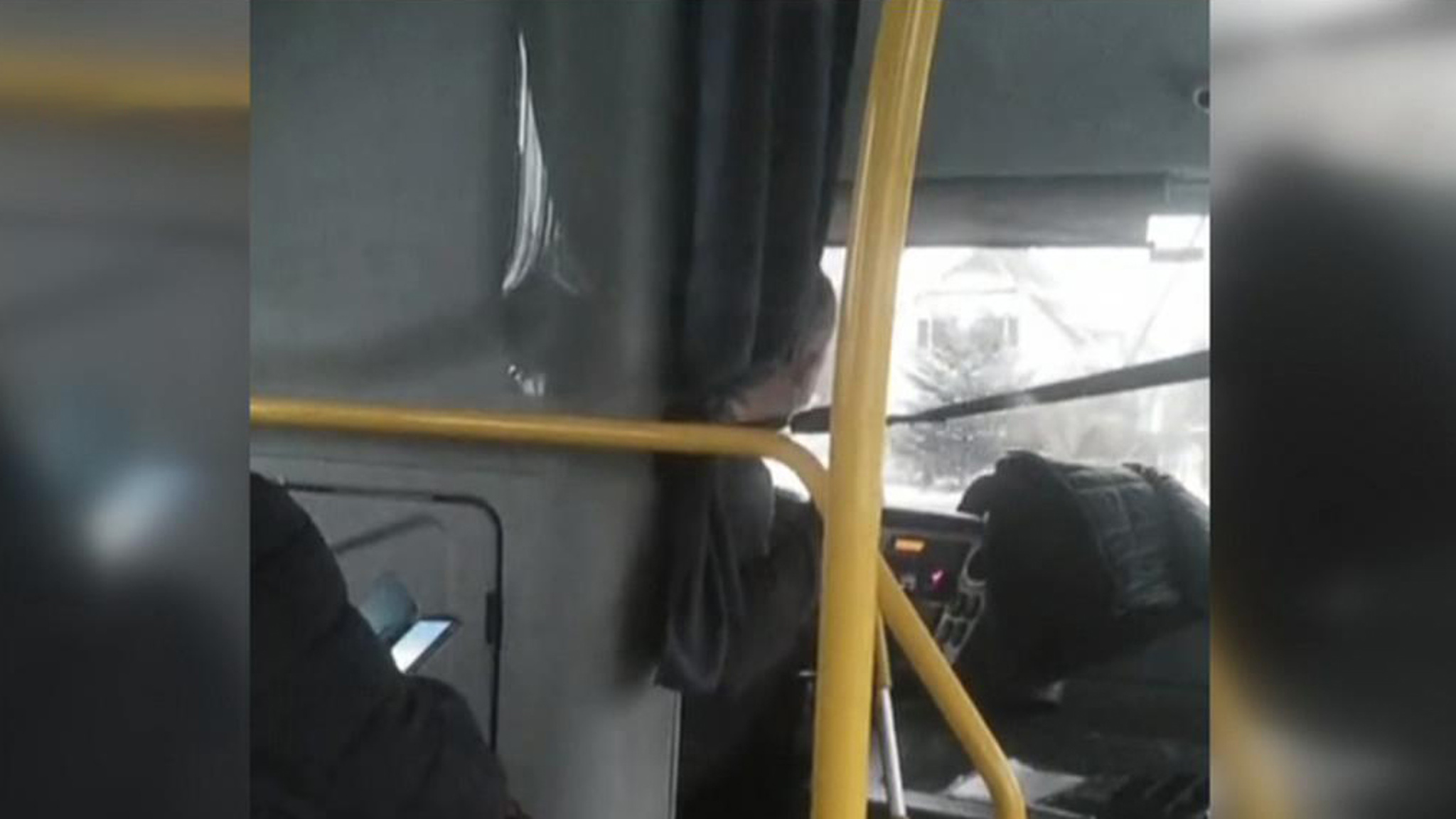 Опасное ноу-хау: в Калининграде водитель автобуса переключал передачи шваброй