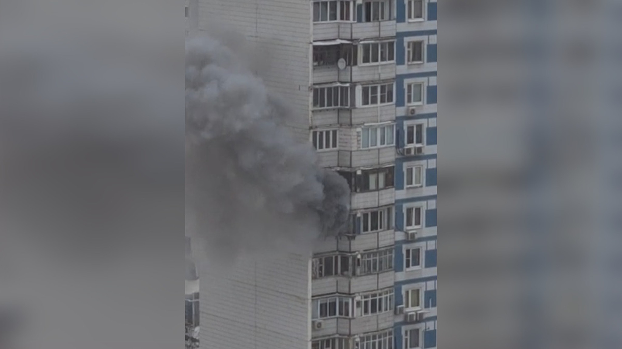 Шесть человек спасли из горящего дома на северо-западе Москвы