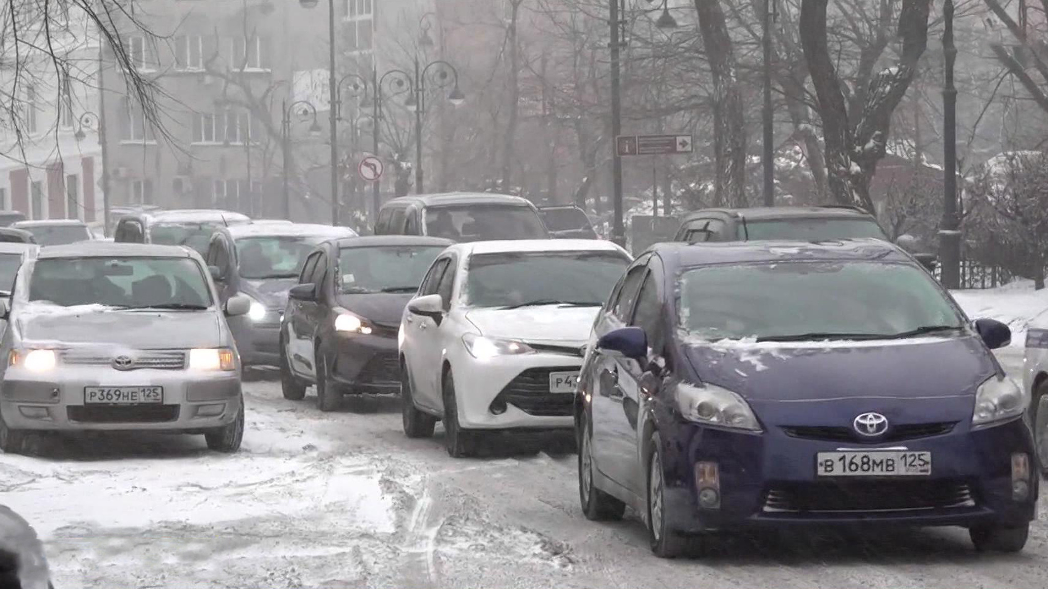 Во Владивостоке троллейбус столкнулся с четырьмя автомобилями