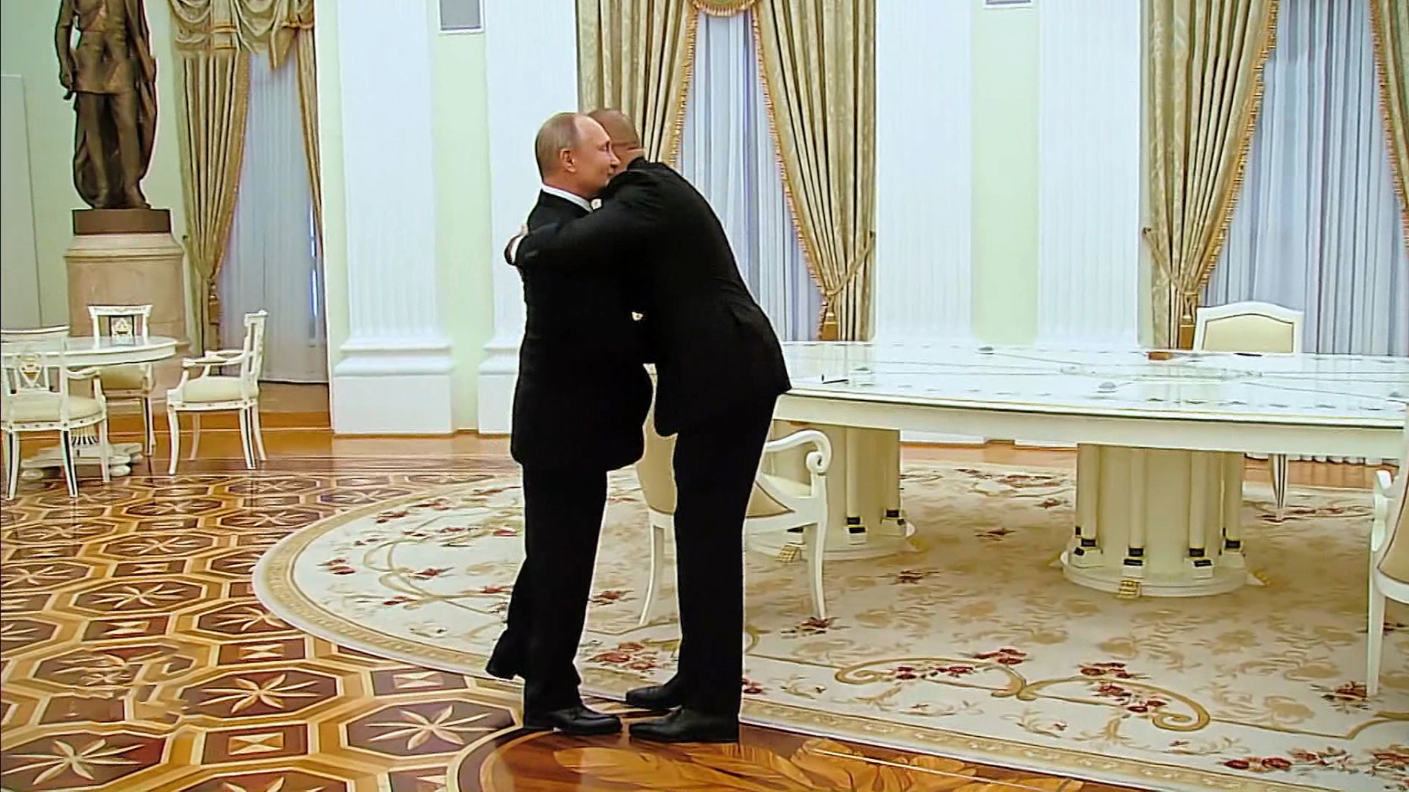 Путин встретил Алиева и Пашиняна объятиями