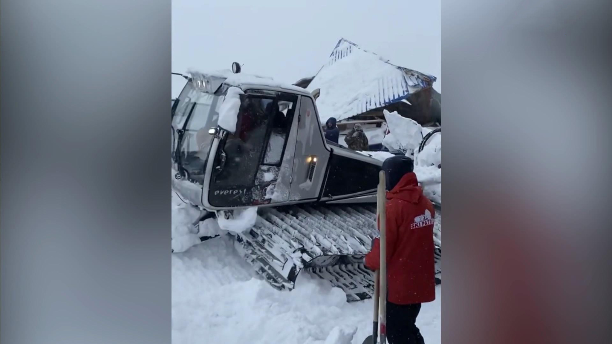 МЧС подтвердило гибель человека под лавиной