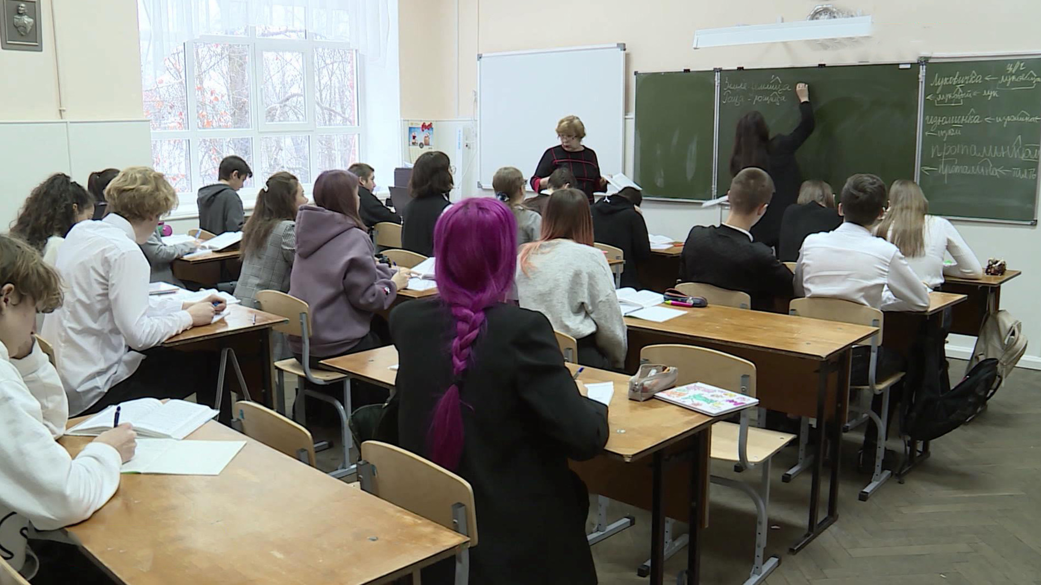 Первый послекарантинный звонок: школьники вернулись к очному обучению