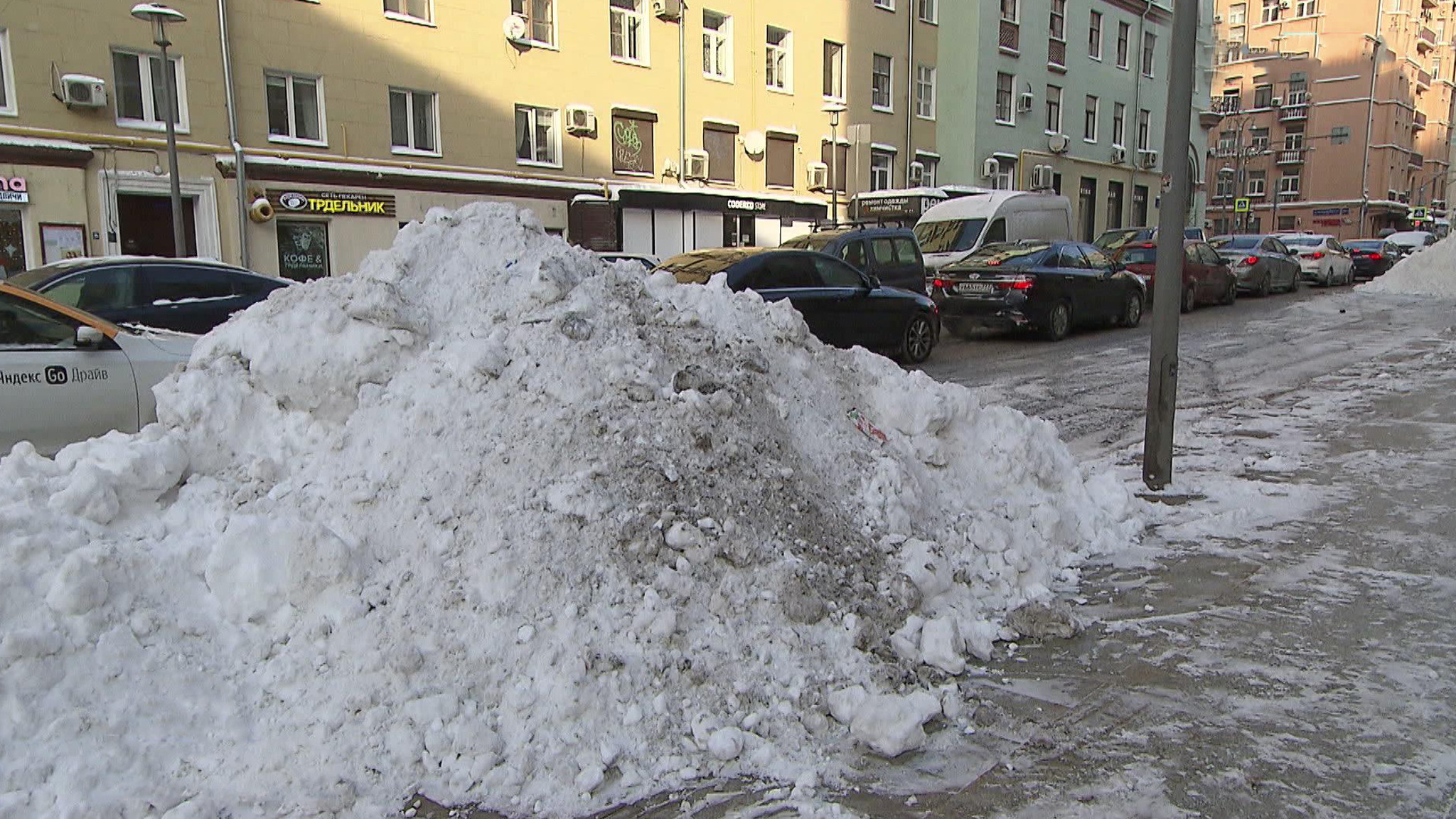 В Москве ликвидируют последствия мощных снегопадов