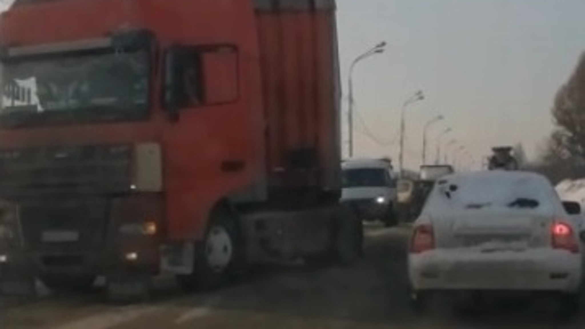 В Самаре сложившаяся почти пополам фура стала причиной пробки
