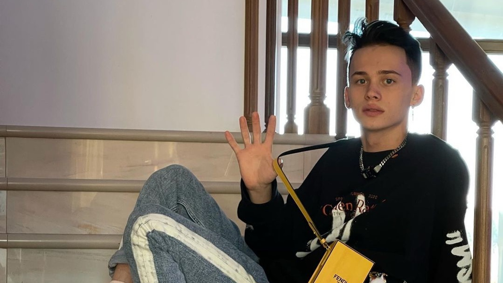 Стало известно, как живет биологическая мать Дани Милохина