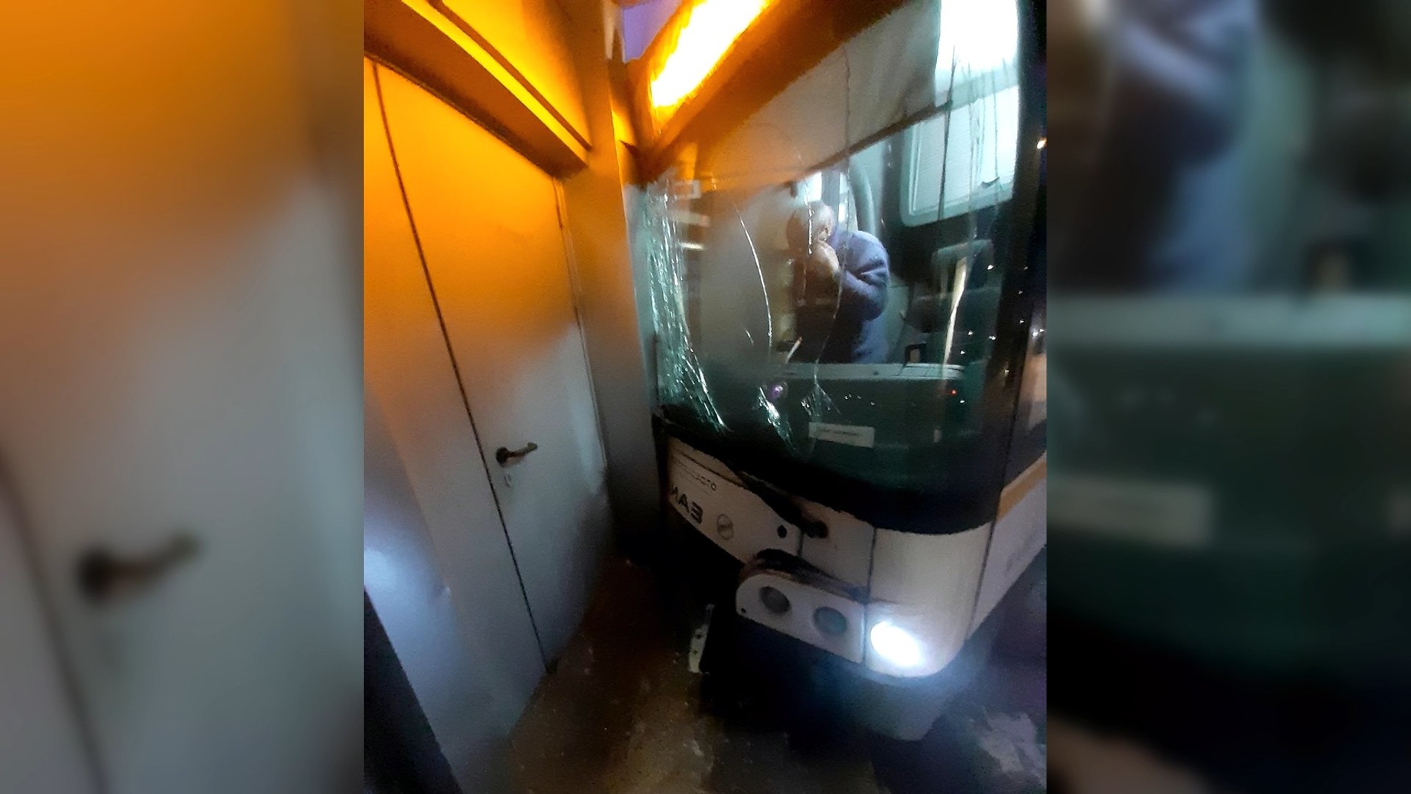 Автобус врезался в кинотеатр в Электростали