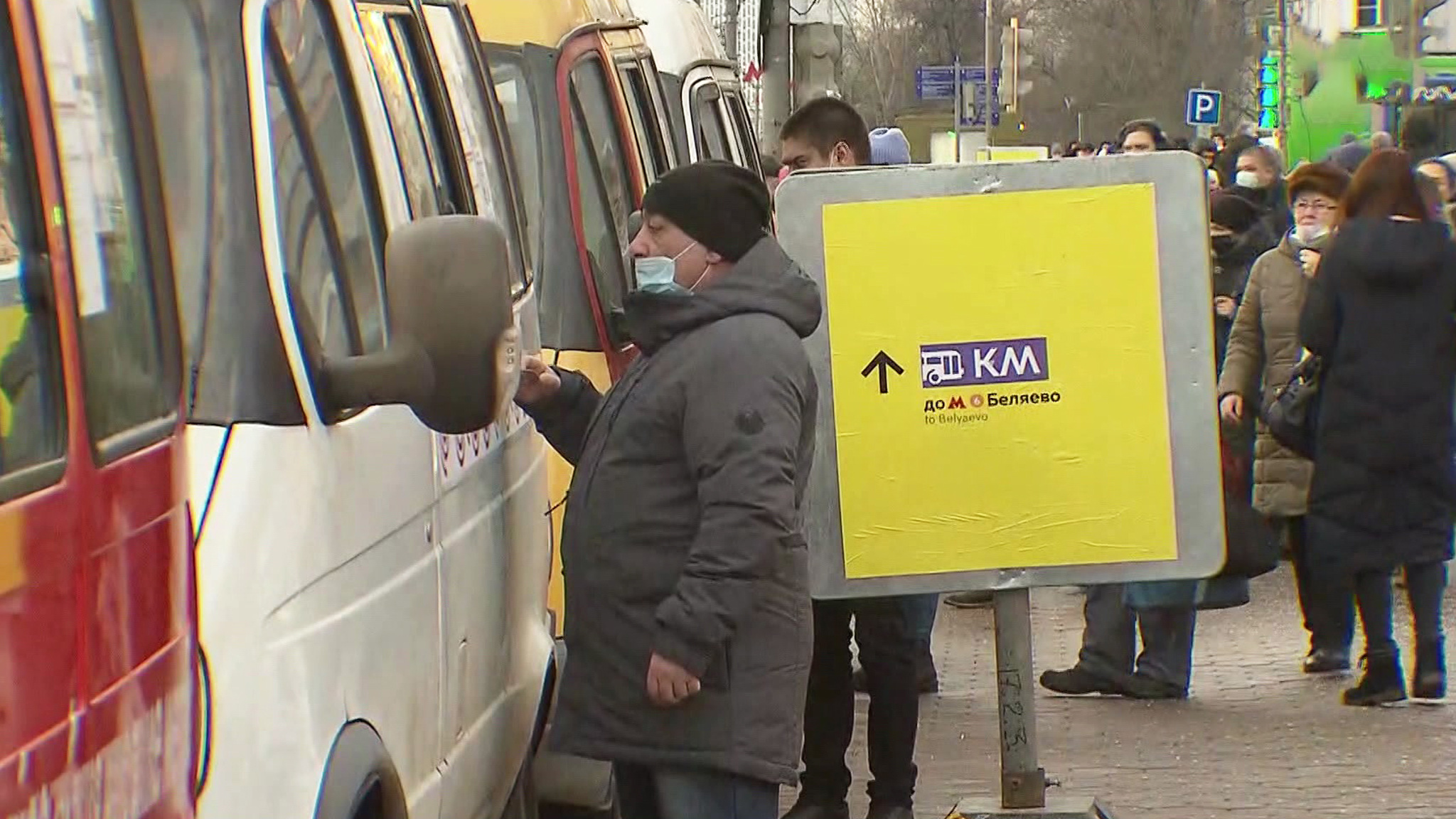 Метро заменили автобусами: как организовано движение между "Беляево" и "Новыми Черемушками"