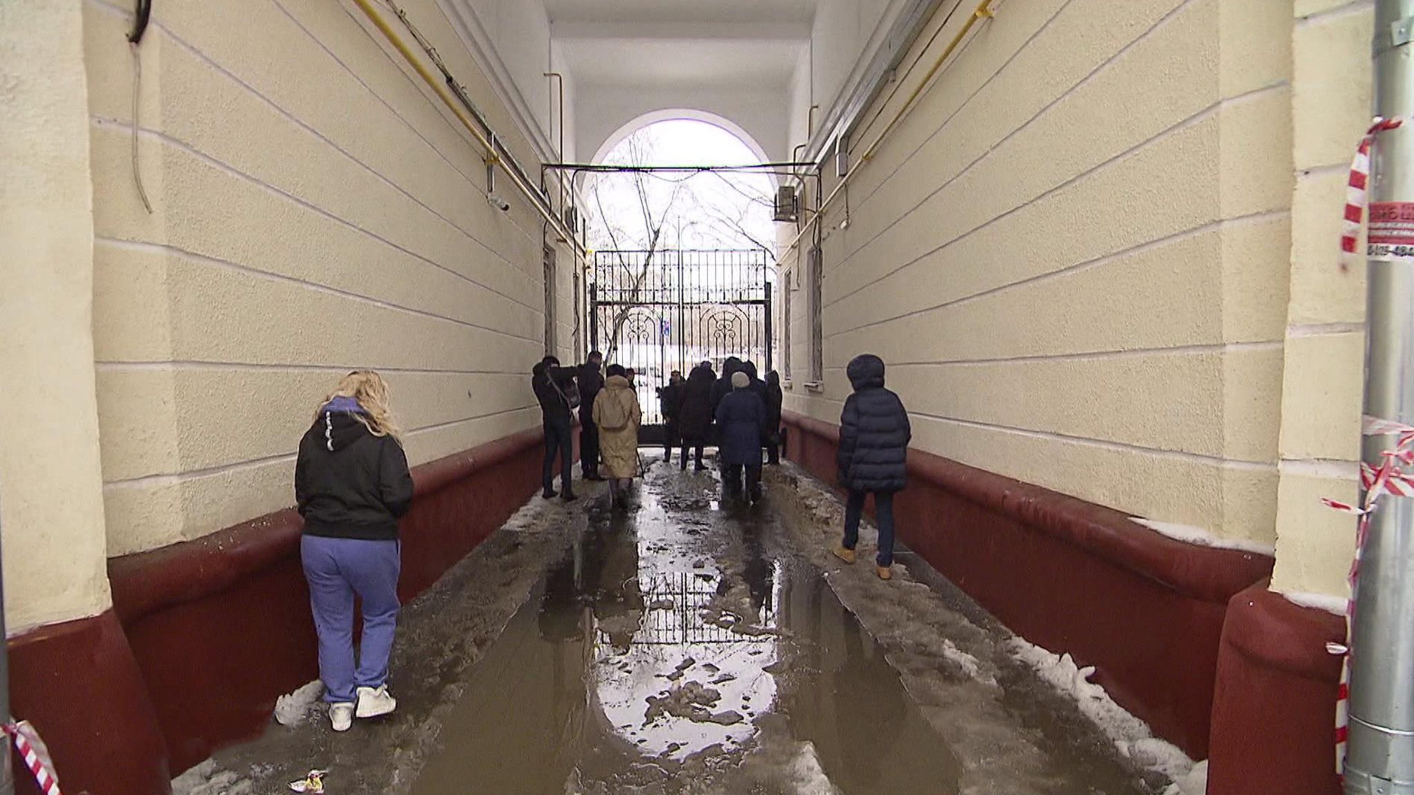 Забор как яблока раздора: жители соседних домов не поделили двор