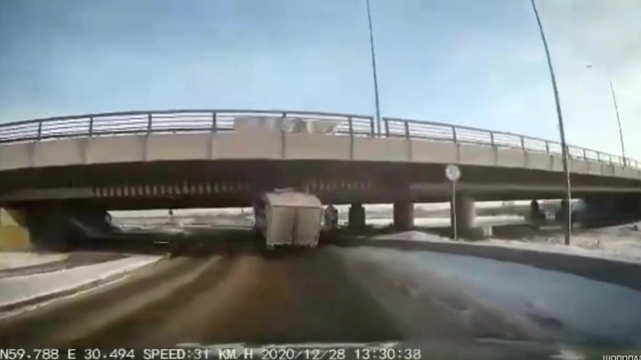 В питерский "мост глупости" врезался КамАЗ