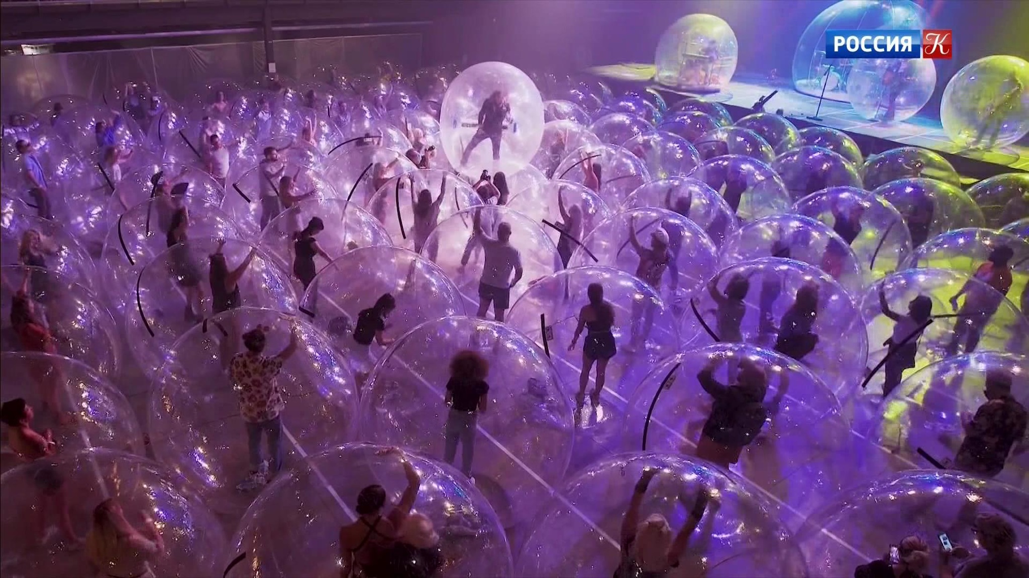 В США прошел концерт со зрителями в защитных пузырях