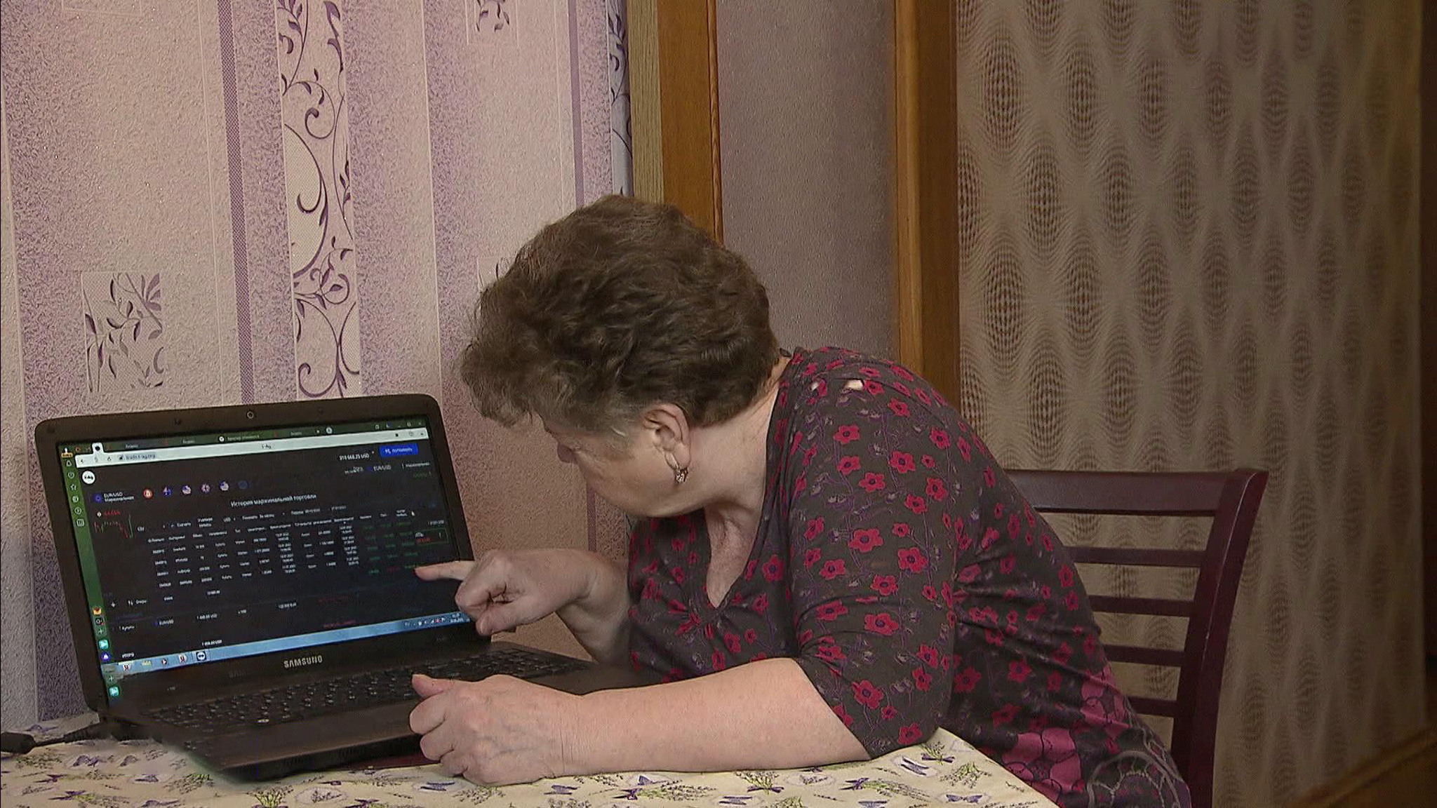 Мошенники втянули пожилую москвичку в биржевые игры
